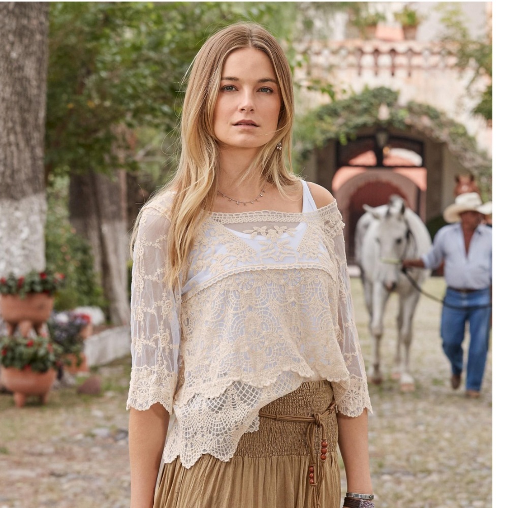 SUNDANCE: Lace Quarter Sleeve Top